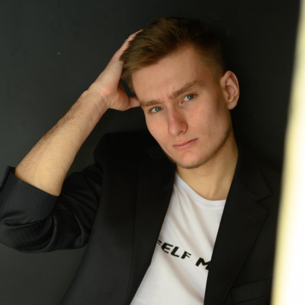 Никита Лавров